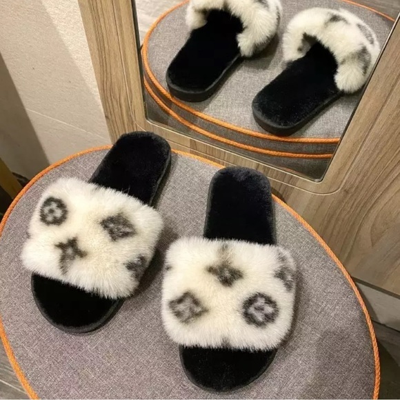 𝐹𝒶𝓊𝓍 𝐹𝓊𝓇 𝒮𝓁𝒾𝒹𝑒𝓈 - Picture 1 of 3